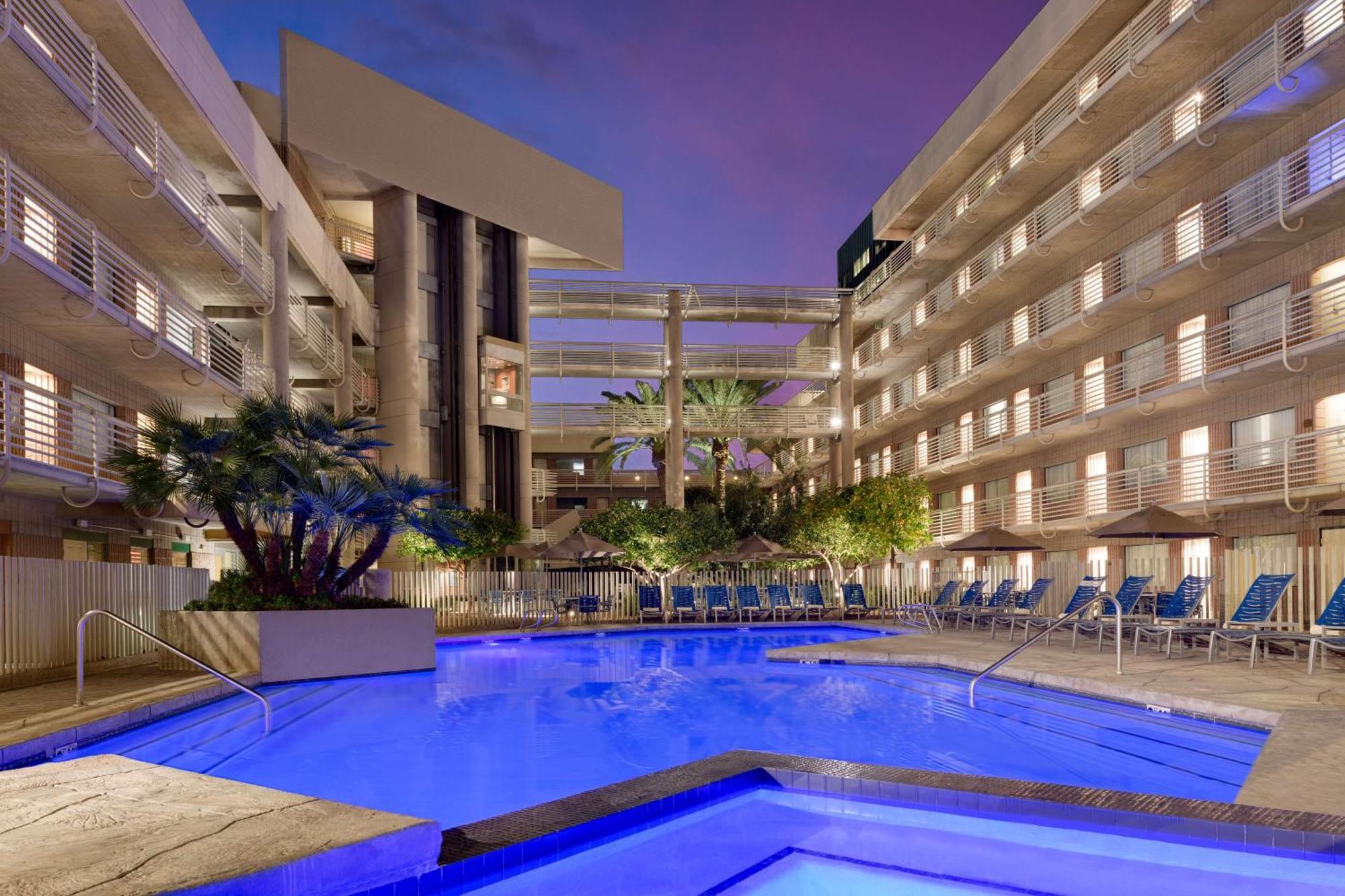 Doubletree Suites By Hilton Феникс Экстерьер фото