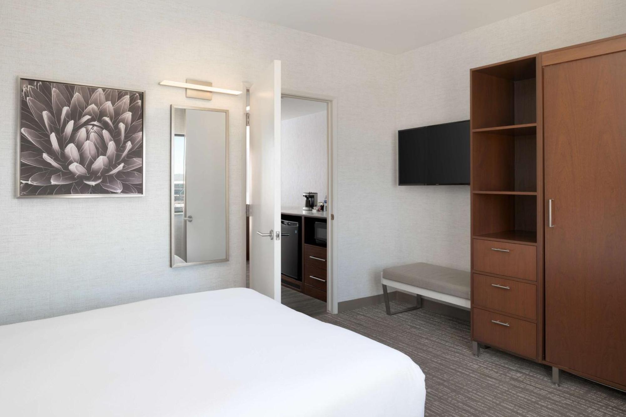 Doubletree Suites By Hilton Феникс Экстерьер фото